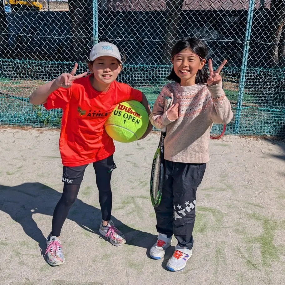 でっかいテニスボールを持ってはいチーズ!